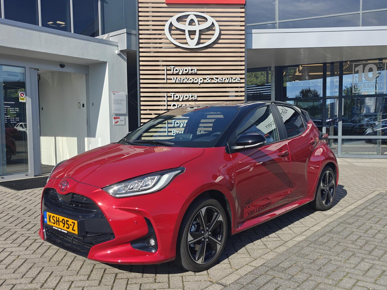 Toyota Yaris - 1.5 Hybrid 130 Executive NIEUW DIRECT LEVERBAAR! STOEL/STUURVERW 17'' LM-VELGEN PARK-SENSO - AutoWereld.nl