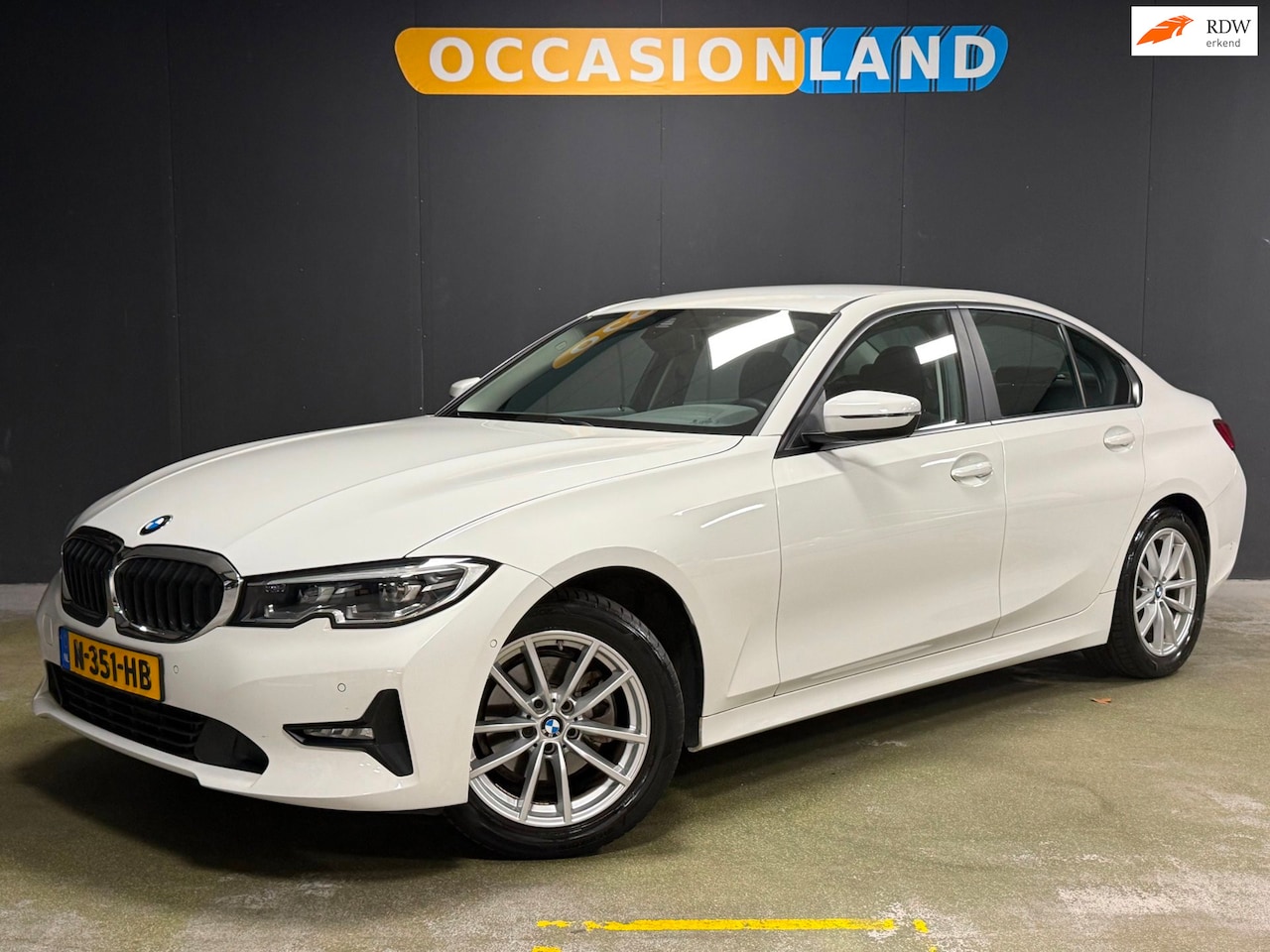 BMW 3-serie - 320i Business Edition|LED|PDC|CRUISE|CAMERA|CARPLAY|BLUETOOTH|NAVI|DAB|TREKHAAK| - AutoWereld.nl