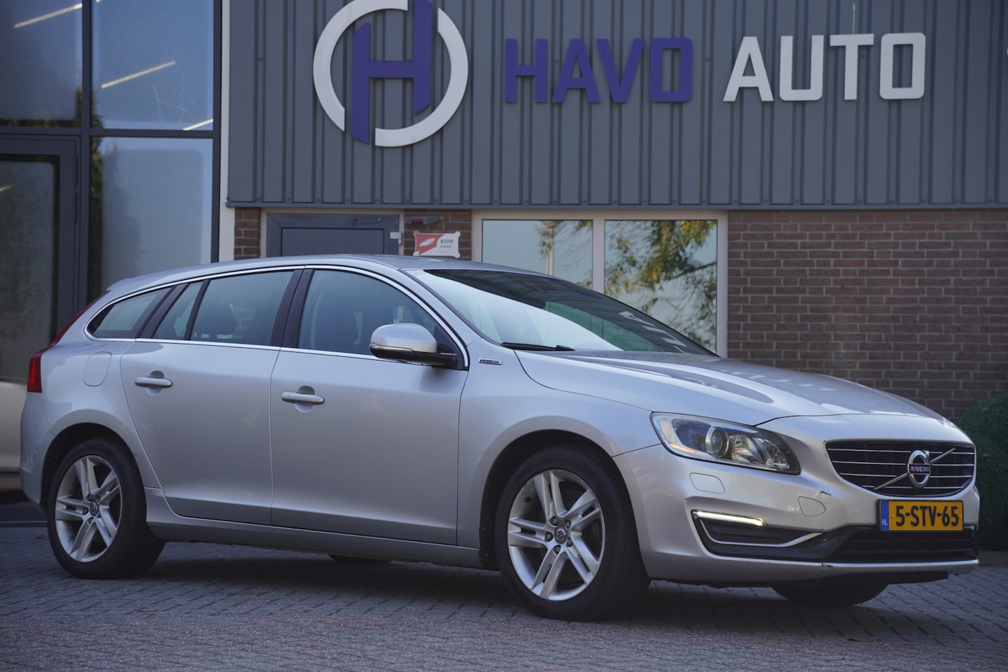 Volvo V60 - 2.4 D6 AWD Plug-In Hybrid Summum 2.4 D6 AWD Plug-In Hybrid Summum, TREKHAAK, LEDER - AutoWereld.nl