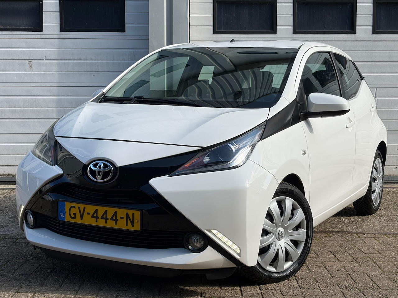 Toyota Aygo - 1.0 VVT-i x-play Nieuwe APK camera carplay airco cruise control elektrisch ramen - AutoWereld.nl