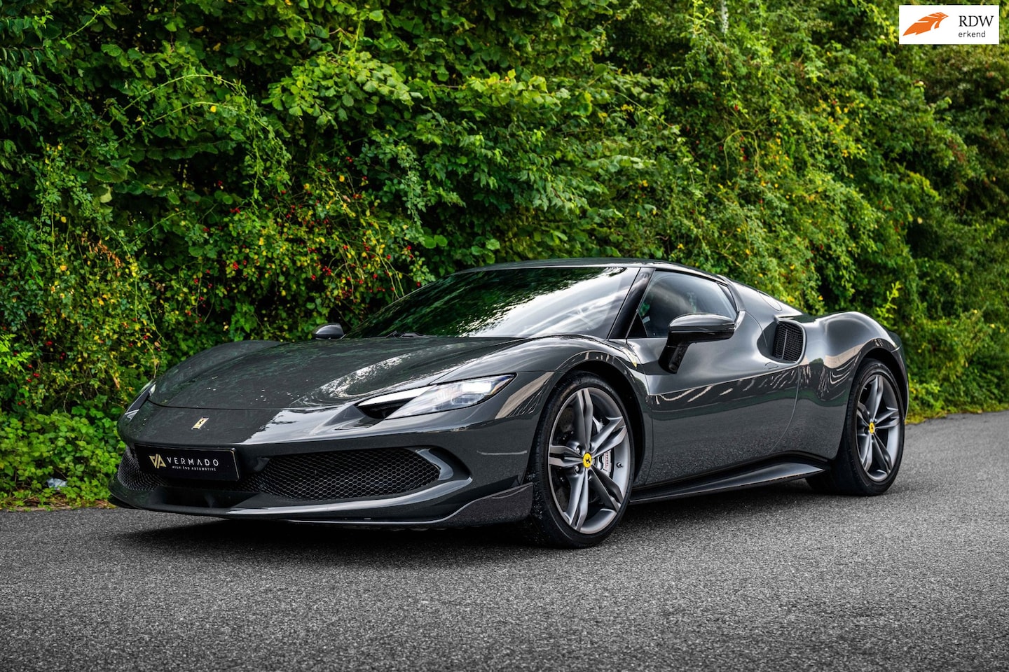 Ferrari 296 GTB - 830 PK BTW Auto 9.998 KM Ferrari Garantie Assetto Fiorano Daytona Racing Seats Carbon Grig - AutoWereld.nl