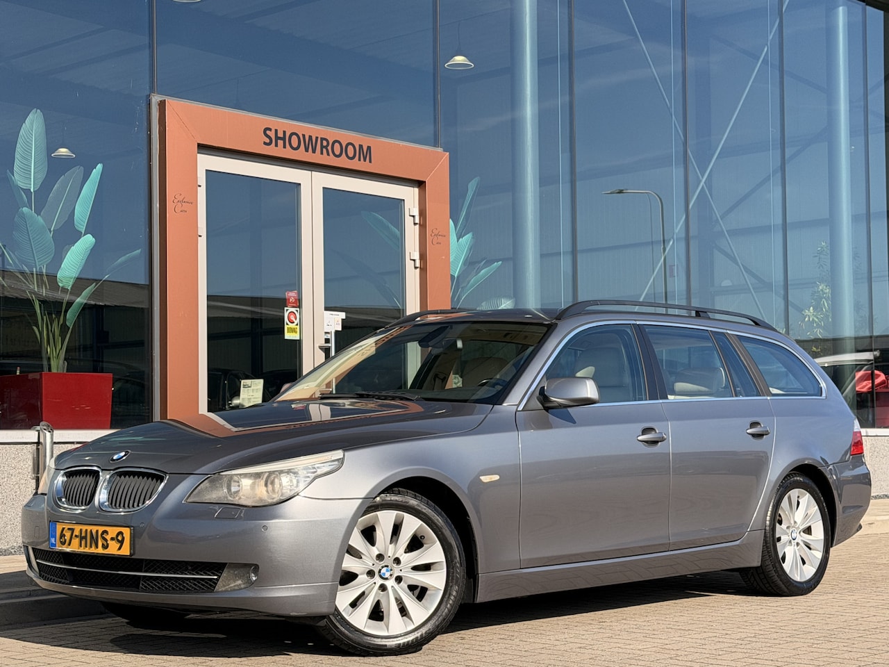 BMW 5-serie Touring - 520i Business Line | Cruise | Navi | Leder | Stoelverwarming + Half elek. | Trekhaak | Blu - AutoWereld.nl