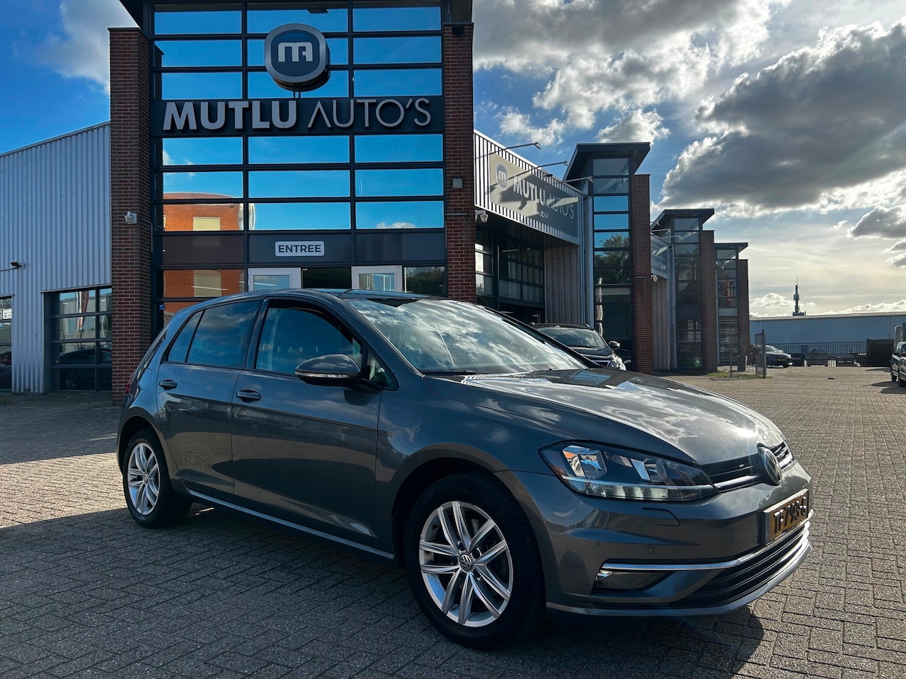 Volkswagen Golf - 1.6 TDI Highline Business R PDC Airco APK - AutoWereld.nl