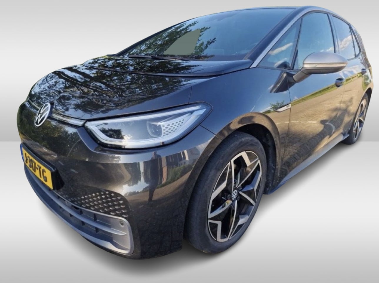 Volkswagen ID.3 - First Plus 58 kWh / Trekhaak / Camera / Keyless / Matrix LED / Interieurvoorverwarming / 1 - AutoWereld.nl