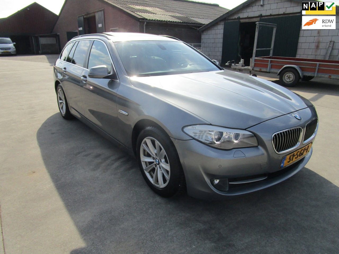 BMW 5-serie Touring - 520d High Executive 1eig leer pano cam - AutoWereld.nl