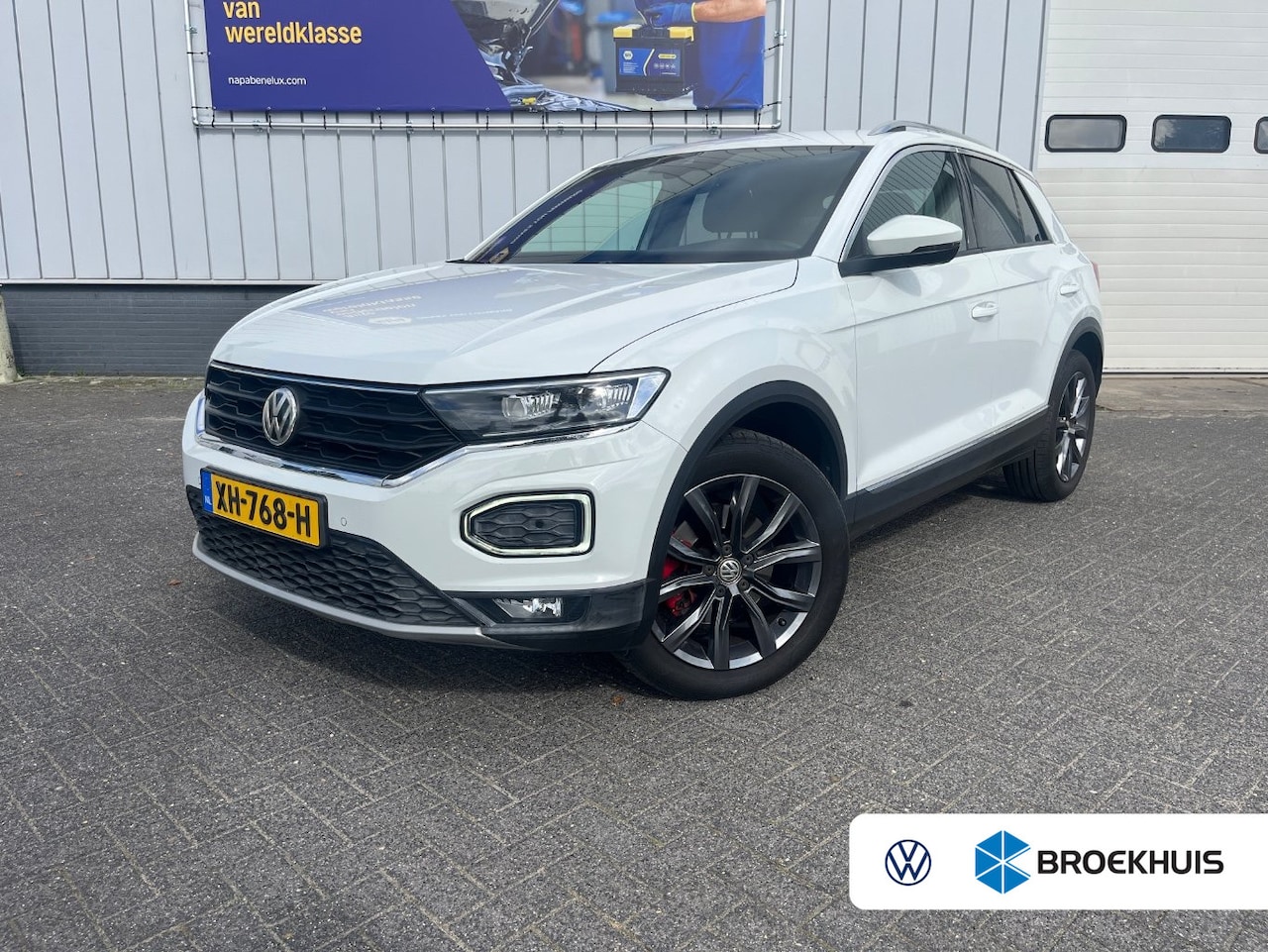 Volkswagen T-Roc - 1.5 TSI Sport l LED l Rode Remklauwen l Navigatie l App Connect l Parkeersensoren voor en - AutoWereld.nl