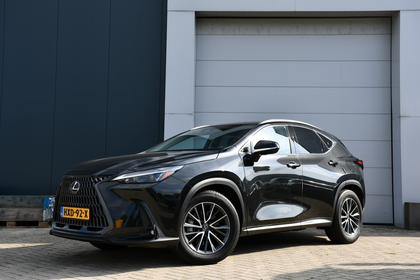 Lexus NX - 450h+ AWD Launch Edition Limited Automaat 306pk | Trekhaak | Alarm klasse 3 | Dodehoekdete - AutoWereld.nl