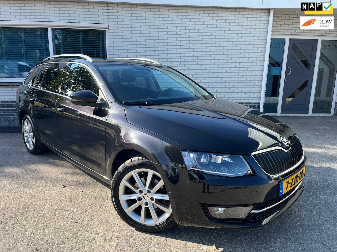 Skoda Octavia Combi - 1.2 TSI Greentech Elegance Businessline|Navi|PDC|Stoelver|Trekhaak| - AutoWereld.nl