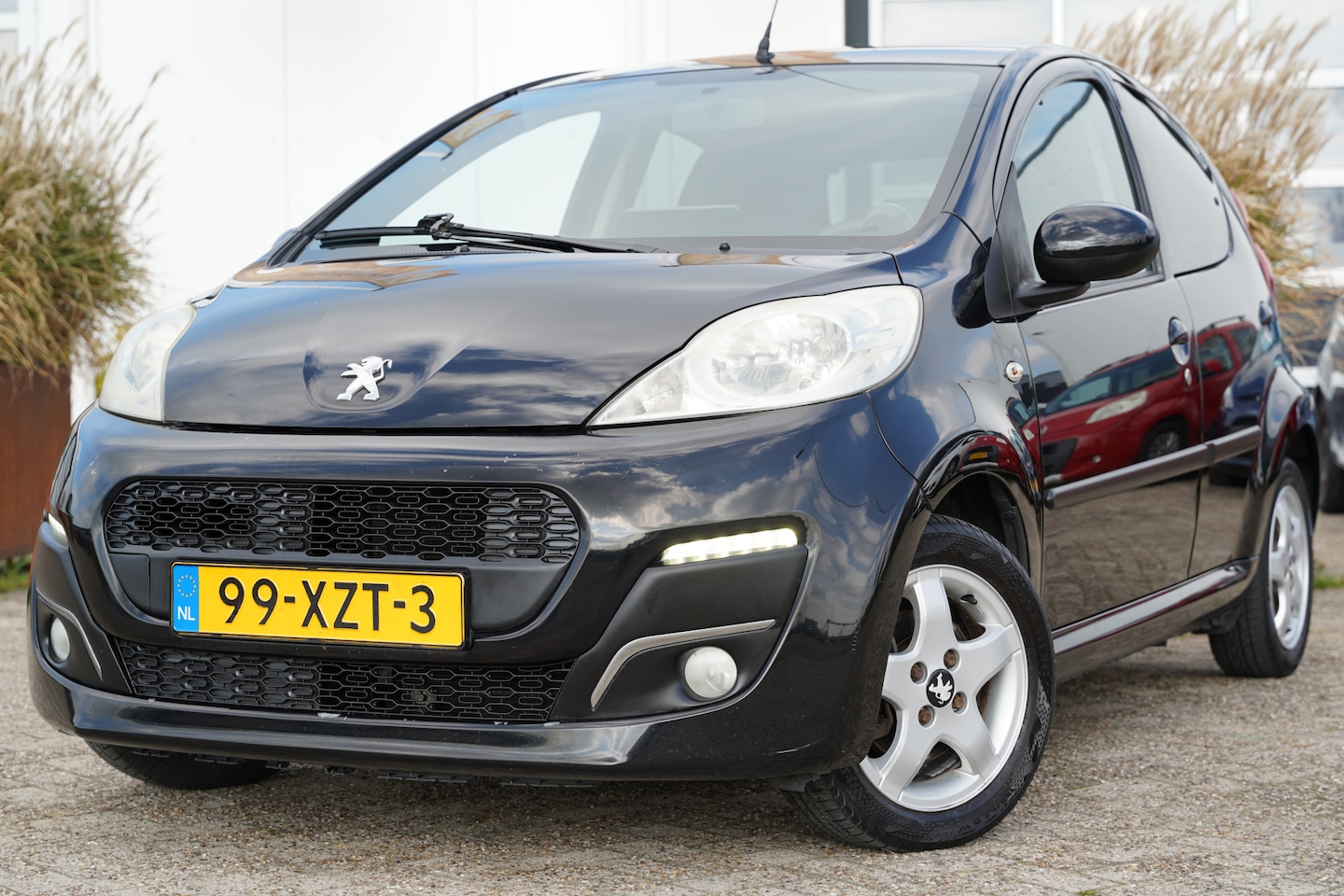 Peugeot 107 - 1.0 Première 68pk | Airco | Apple carplay/Android Auto | Elektrische ramen voor | LED dagr - AutoWereld.nl