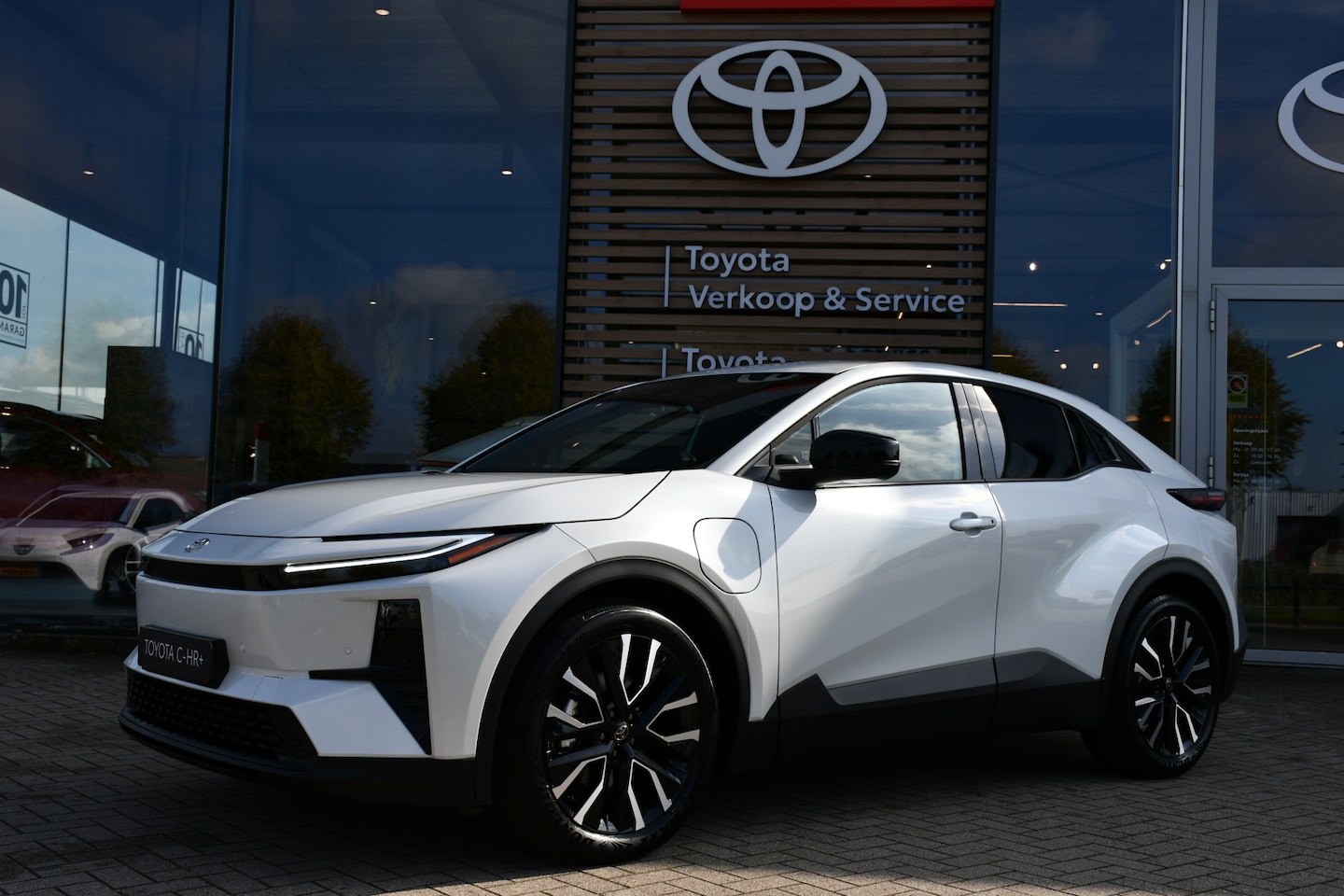 Toyota C-HR - First Edition 77 kWh 224pk | Nieuw | Lichtmetalen velgen multi-spaaks 20" | Snel leverbaar - AutoWereld.nl