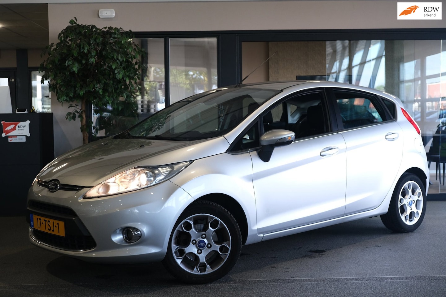 Ford Fiesta - 1.25 Titanium Leder Airco Cruise PDC MF-stuur - AutoWereld.nl