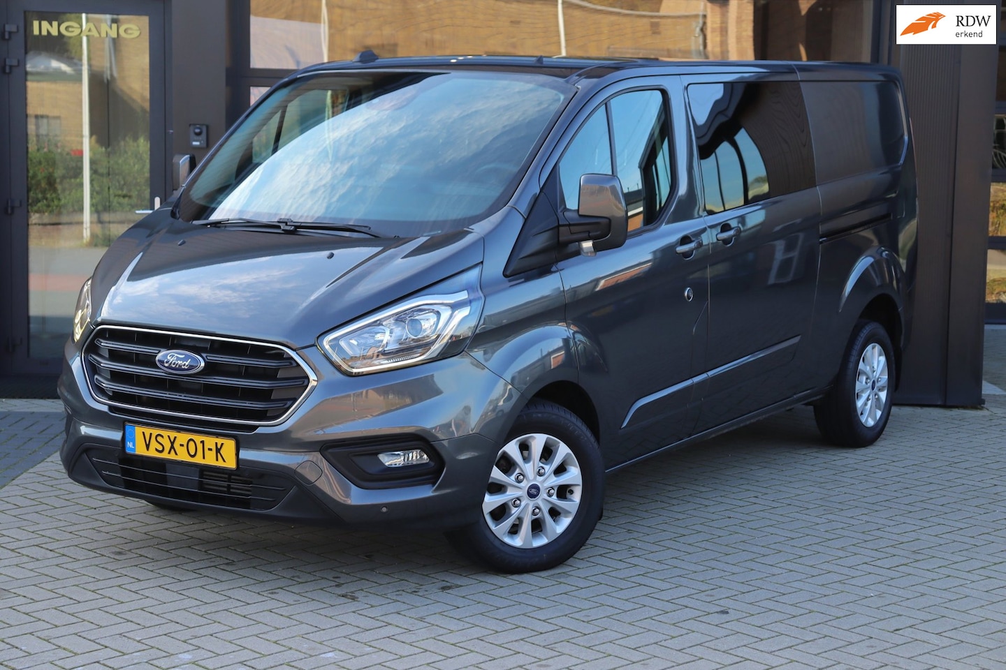 Ford Transit Custom - 300 2.0 TDCI L2H1 Limited DC | NAP | Eerste Eigenaar | 170 PK | Cruise | Apple Carplay | C - AutoWereld.nl