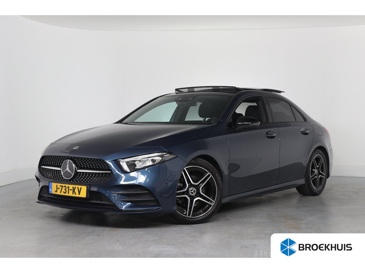 Mercedes-Benz A-klasse - 180 Business Solution AMG | Open Dak | Trekhaak | Sfeerverlichting | Sportstoelen | Camera - AutoWereld.nl