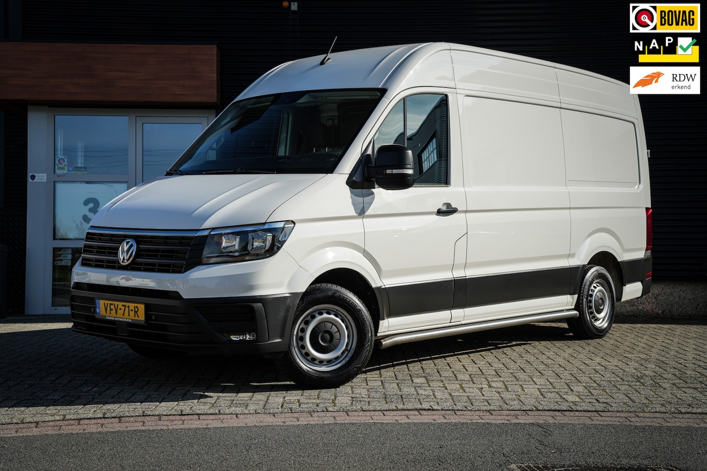Volkswagen Crafter - 35 2.0 TDI L3H3 Highline | Trekhaak | 3-zit | Airco | Cruise control | Elektr. pack | PDC - AutoWereld.nl