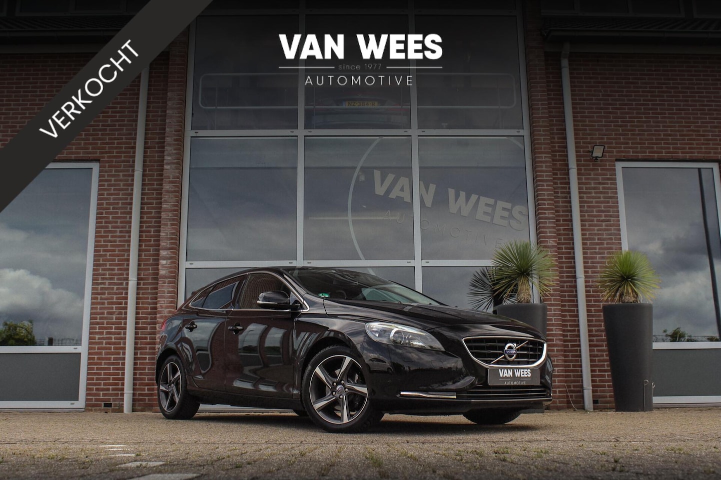 Volvo V40 - 1.6 T4 Summum R-design velgen | 180 pk | Automaat | 2e eigenaar | Leer | Camera | Xenon | - AutoWereld.nl