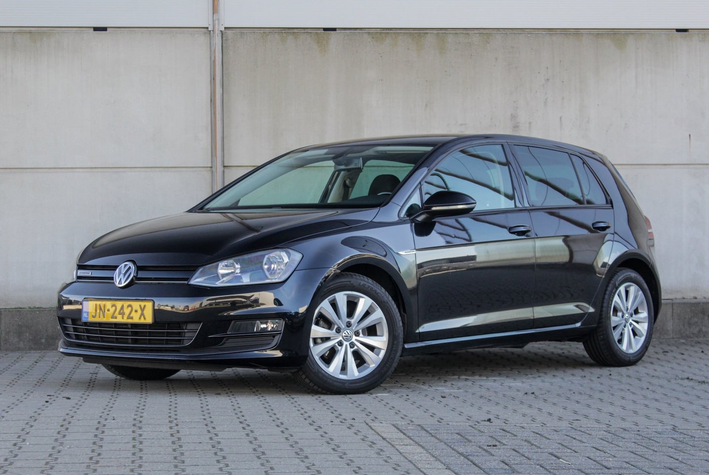 Volkswagen Golf - 1.0 TSI Connected Series - automaat - camera - cruise - navigatie - AutoWereld.nl