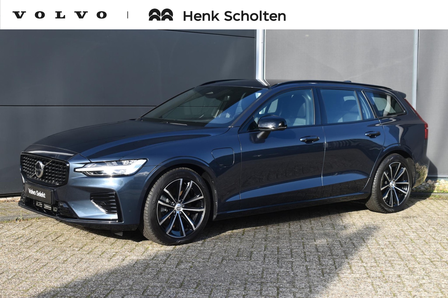 Volvo V60 - T8 Plug-in hybrid AWD Plus Dark | Trekhaak | 360 graden camera | Verwarmbare voorstoelen e - AutoWereld.nl