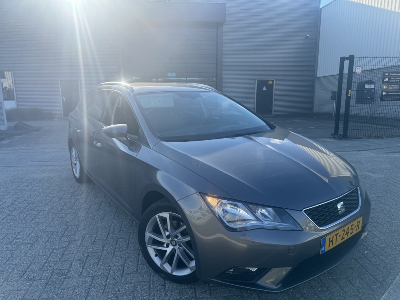 SEAT Leon ST - 1.6 TDI NAVI CLIMA CARPLAY SENS FRIS - AutoWereld.nl