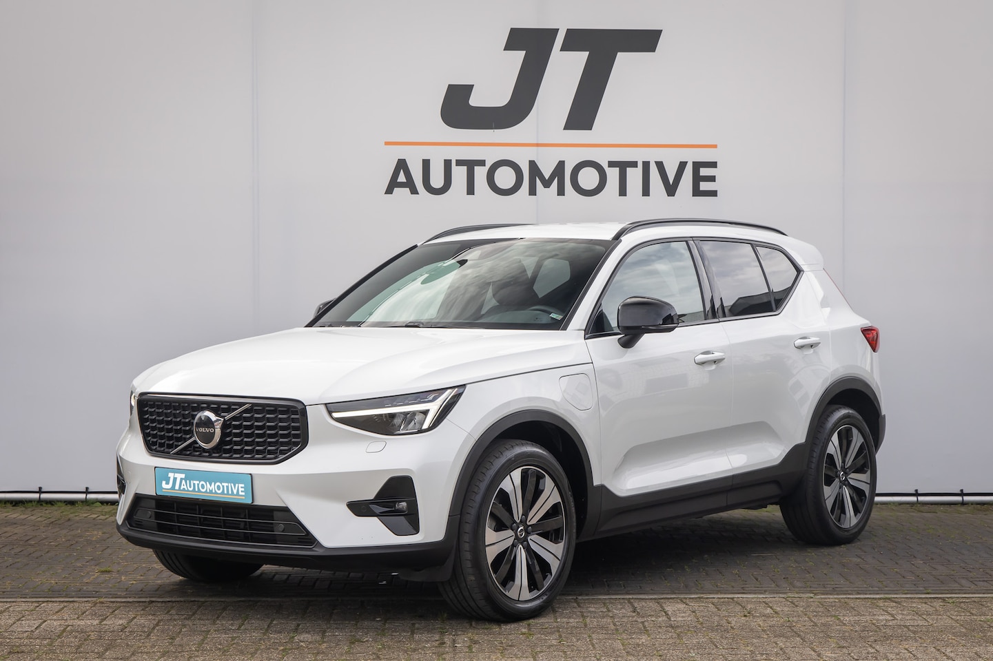 Volvo XC40 - 1.5 T4 Plus Dark plug in Stoelverwarming | stuurverwarming | Camera | Pdc | elektrische st - AutoWereld.nl
