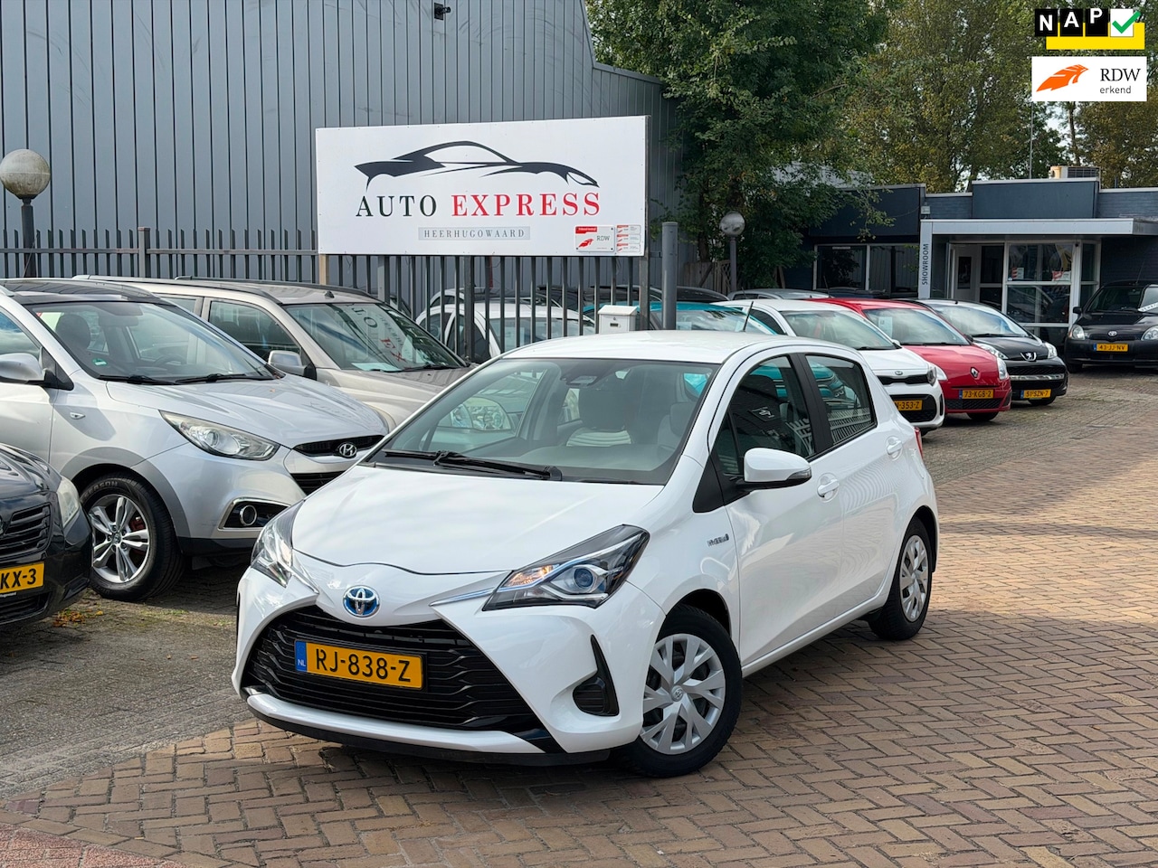 Toyota Yaris - 1.5 Hybrid Aspiration Aut/Airco/Navi/Camra/Cruise/Nap/Nieuw Apk/Dealer Onderhoud/2 sleutel - AutoWereld.nl