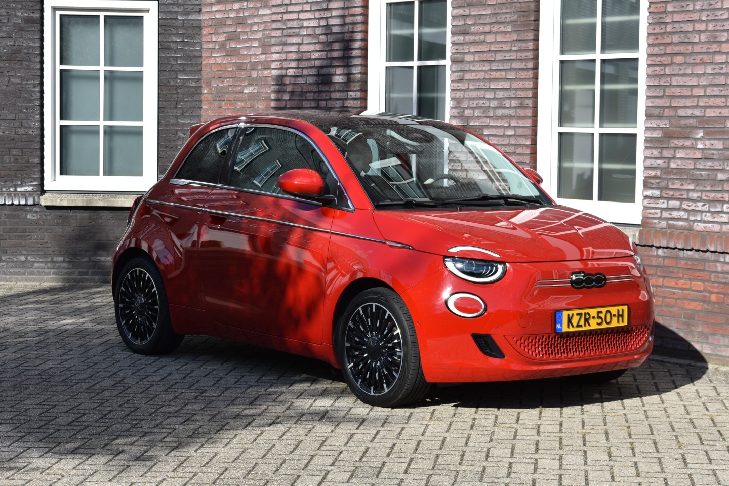 Fiat 500 - 42KWh La Prima Wij zijn op afspraak geopend! Graag bellen voor uw komst. - AutoWereld.nl