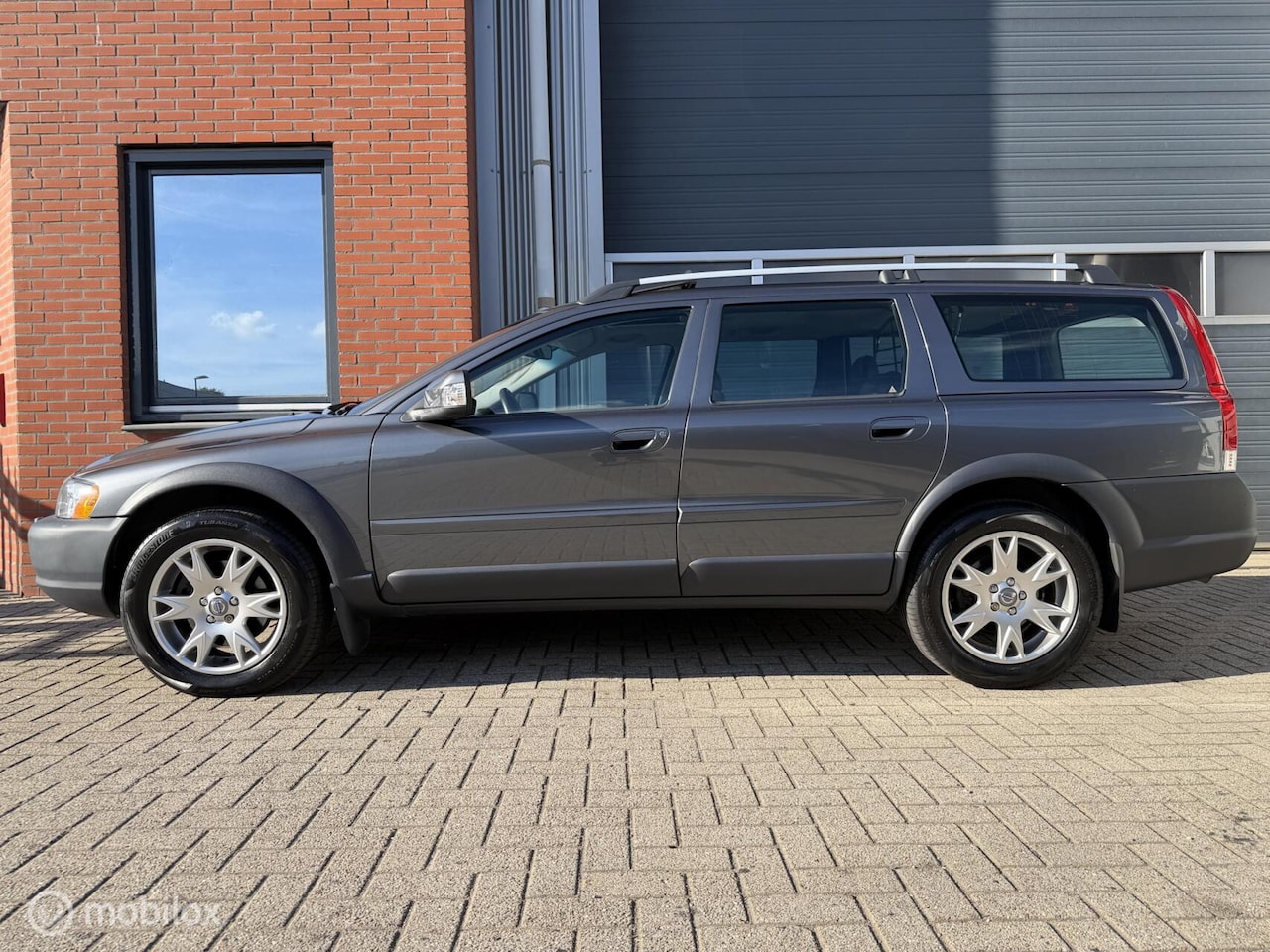 Volvo XC70 - 2.5T Aut. Momentum - orig. NL - NAP - schuifdak - AutoWereld.nl