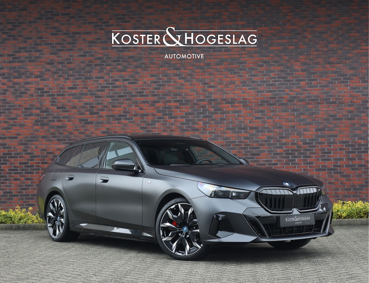 BMW 5-serie Touring - 530e xDrive | Individual - B&W - HUD - Trekhaak - AutoWereld.nl