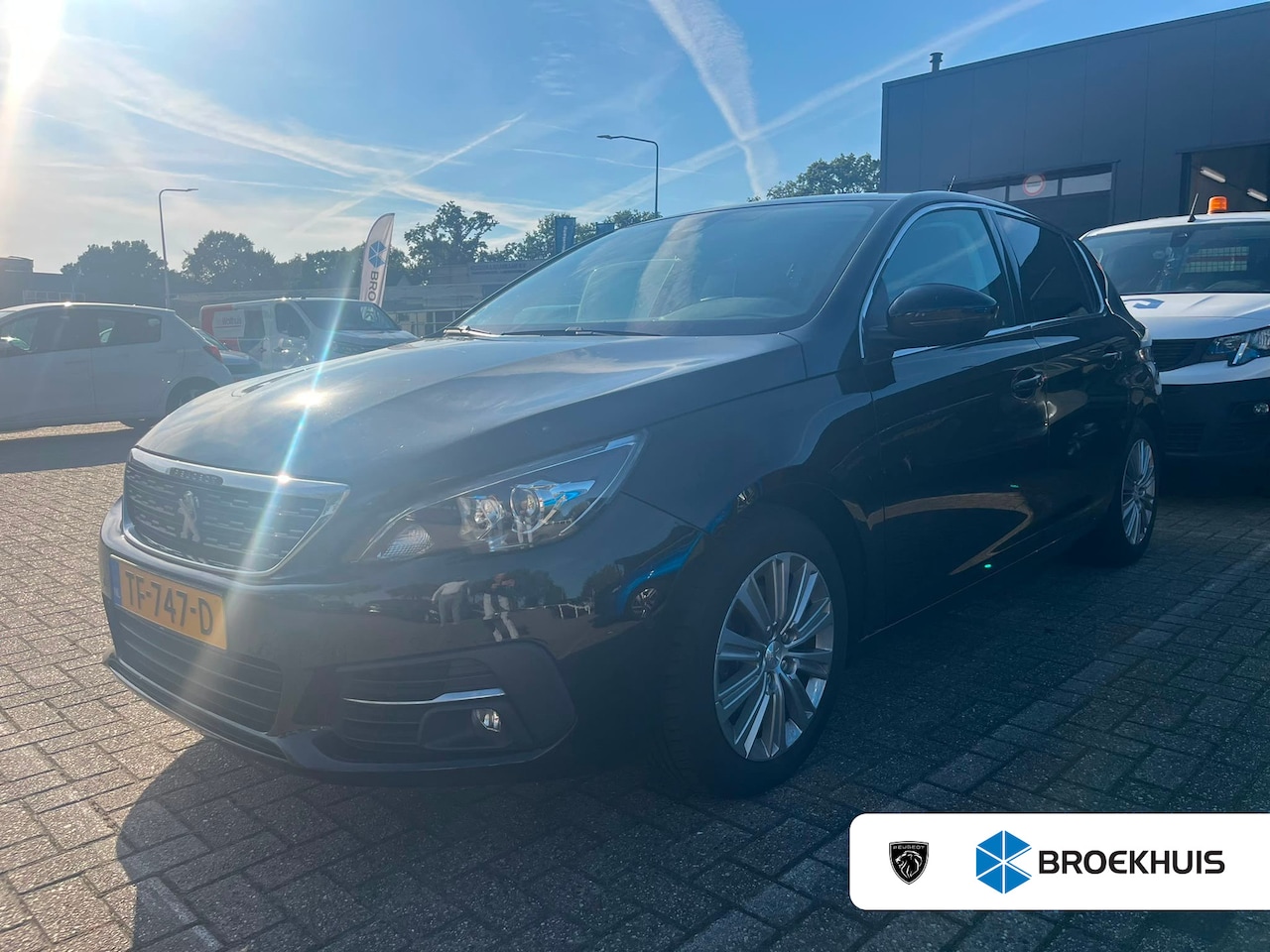 Peugeot 308 - 1.2 PureTech Allure | Navi | Trekhaak | LED | Keyless | PDC V+A | Cruise control | LMV 16" - AutoWereld.nl