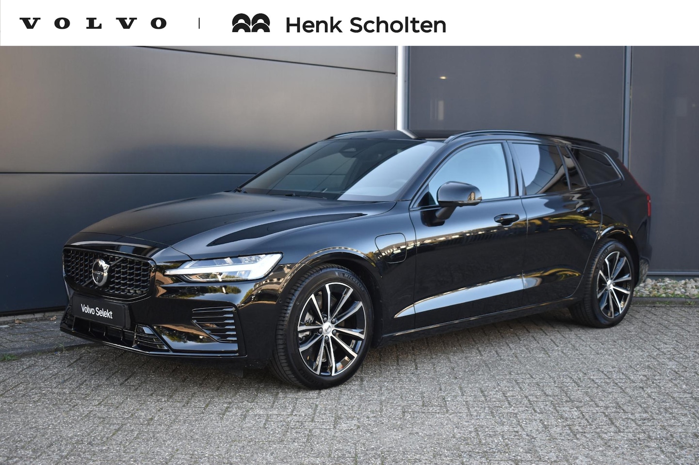 Volvo V60 - T8 Plug-in hybrid AWD Plus Dark | Panoramadak | Trekhaak | Premium audio by Harman Kardon - AutoWereld.nl