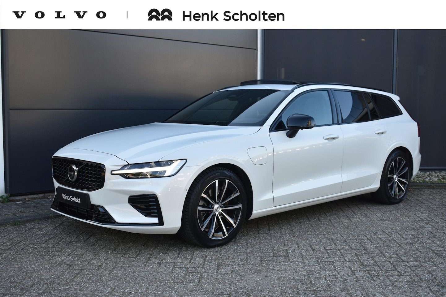 Volvo V60 - T8 Plug-in hybrid AWD Plus Dark | Trekhaak | Panoramadak | Verwarmbare voorstoelen, achter - AutoWereld.nl