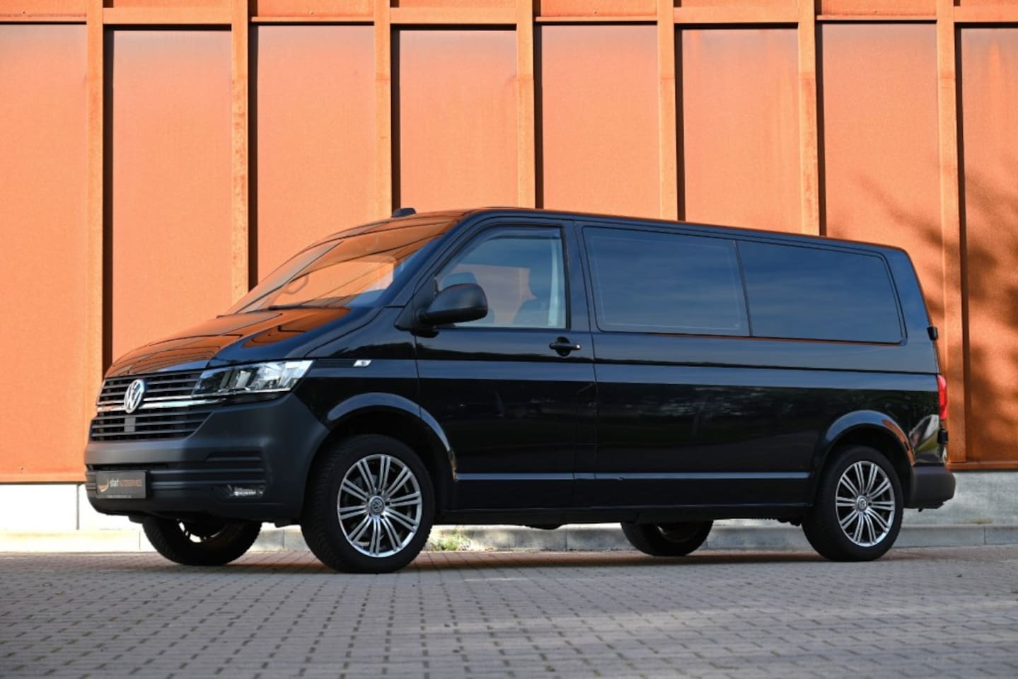 Volkswagen Transporter - T6.1 L2H1 DSG Dubbel Cabine 2.0 TDI Leer CarPlay 150 PK - AutoWereld.nl