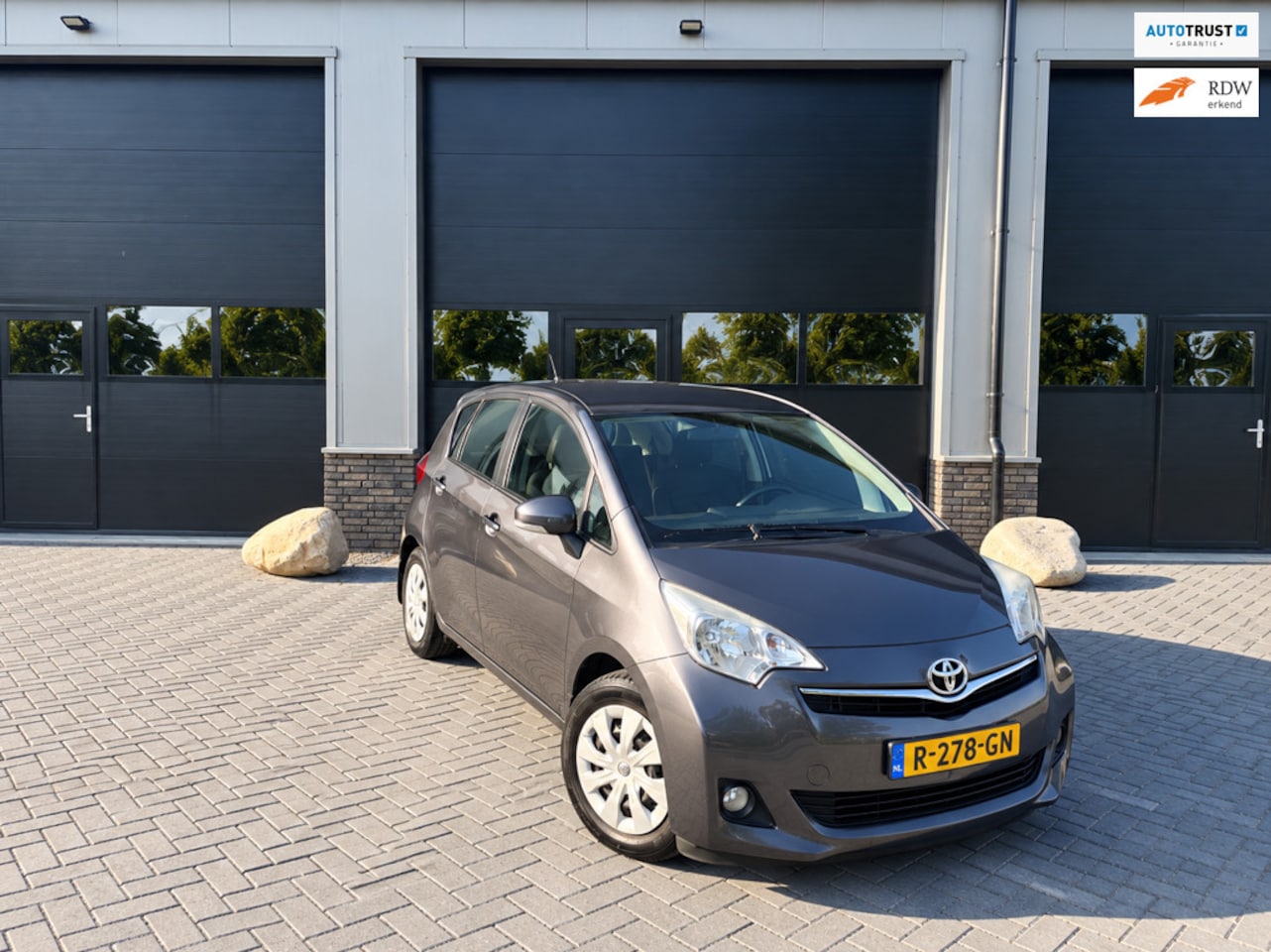 Toyota Verso S - 1.3 VVT-i Dynamic - Camera - Navi - Trekhaal - AutoWereld.nl
