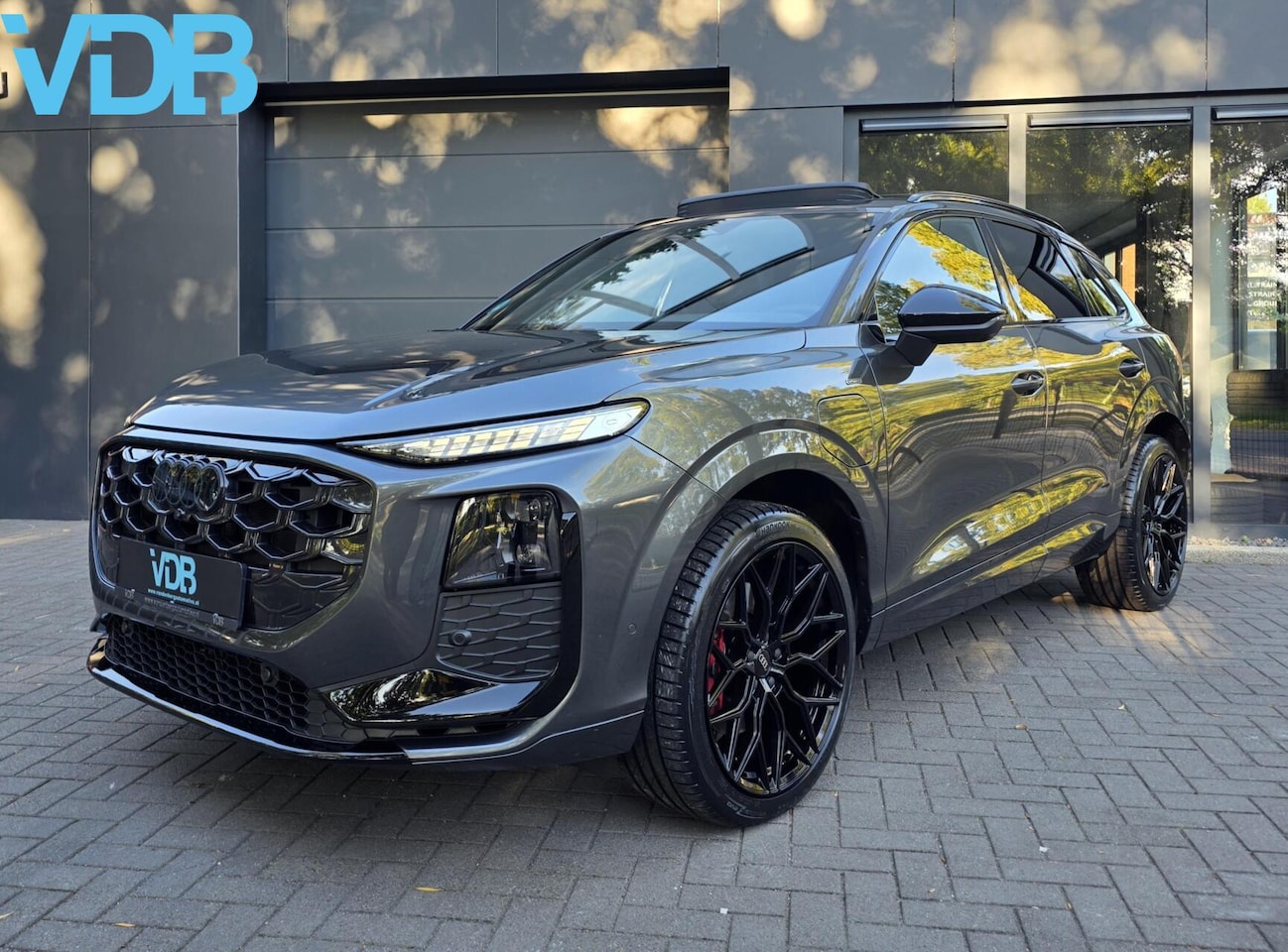Audi Q3 - E-HYBRID 272PK S-Line MEMORY PANO SONOS 360 BOMVOL!! - AutoWereld.nl