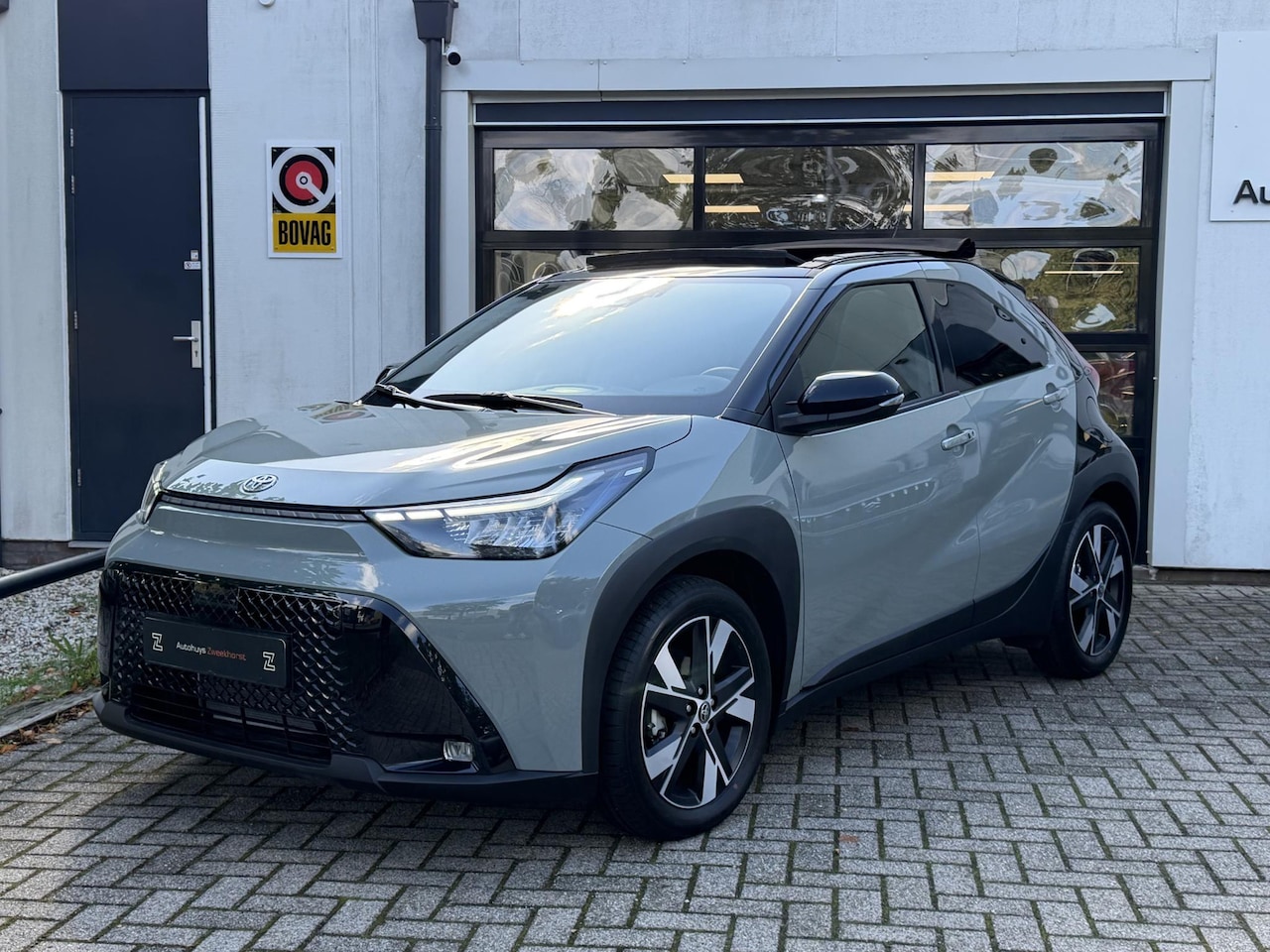 Toyota Aygo X - 1.5 VVT-i HEV Pulse e-CVT Elektrisch vouwdak | Camera | Stoelverwarming - AutoWereld.nl