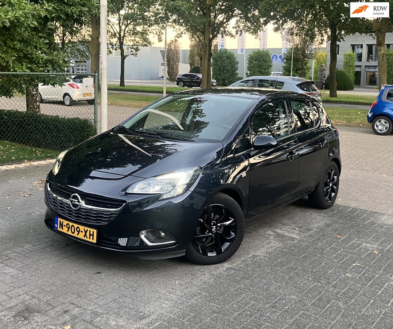 Opel Corsa - 1.4 Online Edition Automaat, airco Navigatie Pdc L.m - AutoWereld.nl