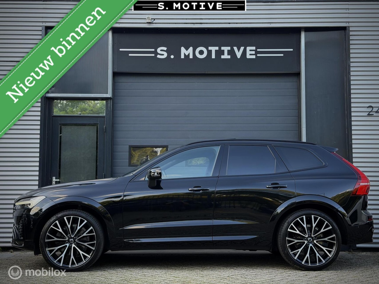 Volvo XC60 - 2.0 B5 R-Design Dark 360°, Luchtvering, 22 Inch, Pano, BTW - AutoWereld.nl