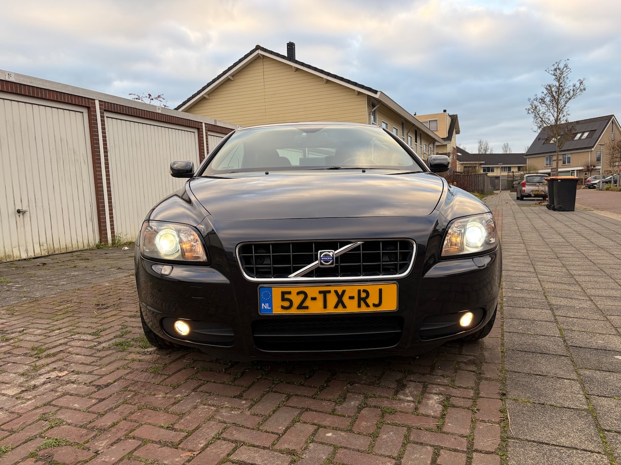 Volvo C70 Convertible - 2.4 D5 Summum Geartronic 2007 Zwart Cabrio Aut CC Apk! - AutoWereld.nl