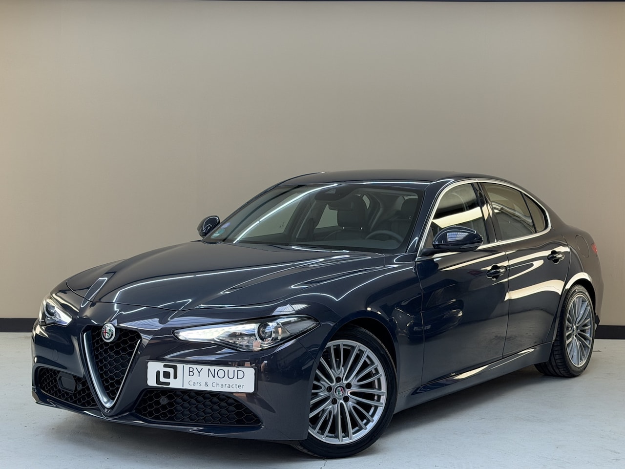 Alfa Romeo Giulia - 2.0T Super 2.0T Super, 280Pk, 2017, 2de eigenaar, Squadra tuning, Volledig leder, Origineel Nederland - AutoWereld.nl