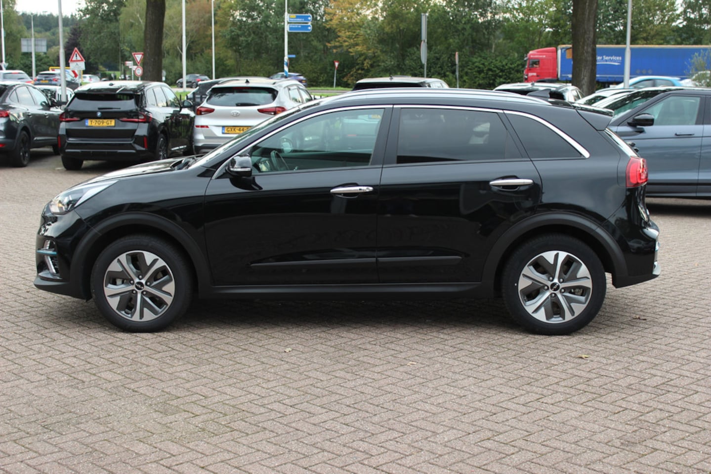 Kia e-Niro - ExecutiveLine 64 kWh / Trekhaak / Camera / Leder / Keyless / 17'' / Stoelventilatie / Navi - AutoWereld.nl