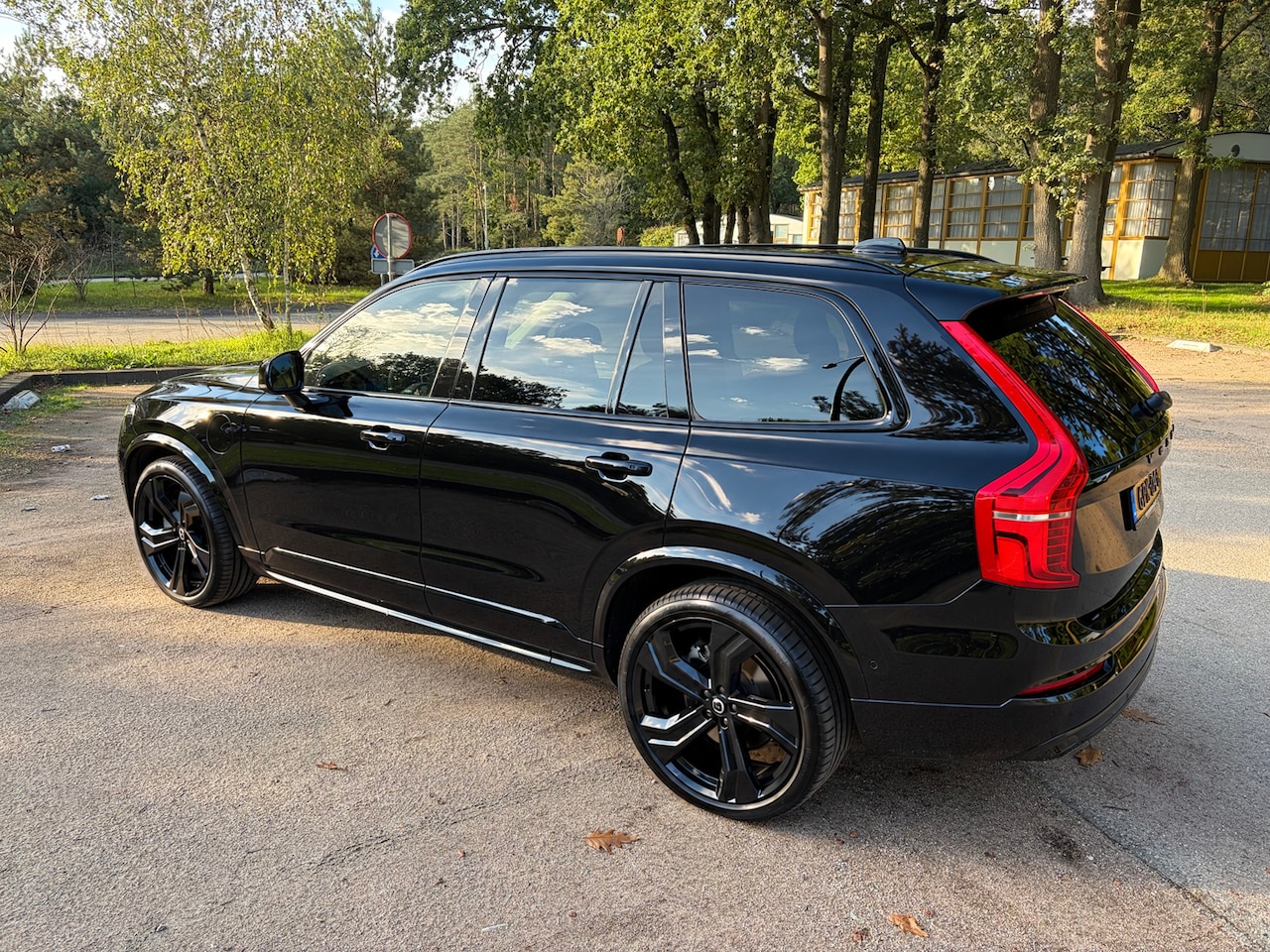 Volvo XC90 - 2.0 T8 Recharge AWD Ultimate Dark 4 nieuwe banden én remmen | 2j Volvo garantie | B&W | 22” | Massage | Panoramadak - AutoWereld.nl