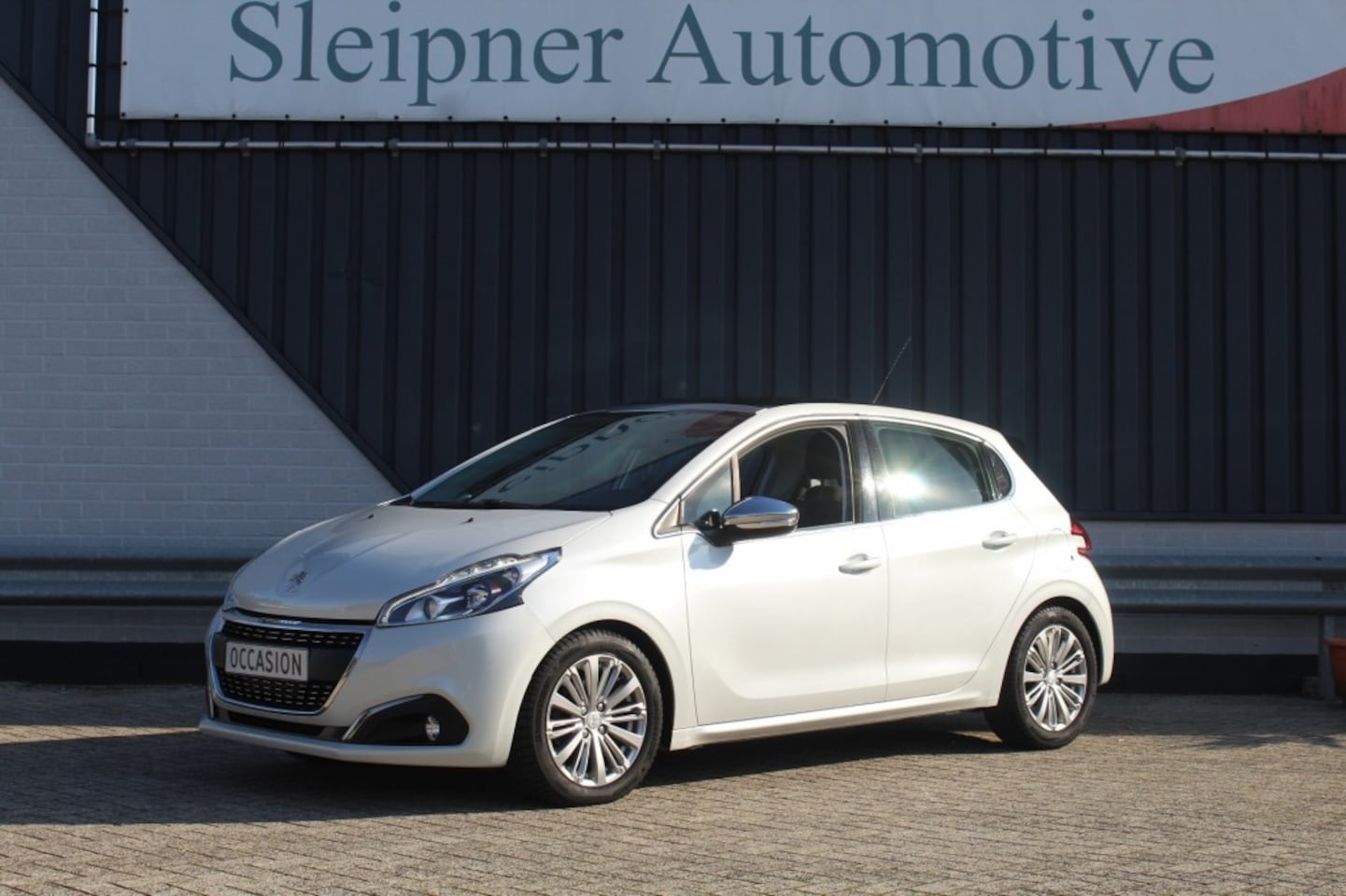 Peugeot 208 - 1.2 PURETECH ALLURE/ AUTOMAAT- NAVI-PANO-D.riem v.v.!!! - AutoWereld.nl