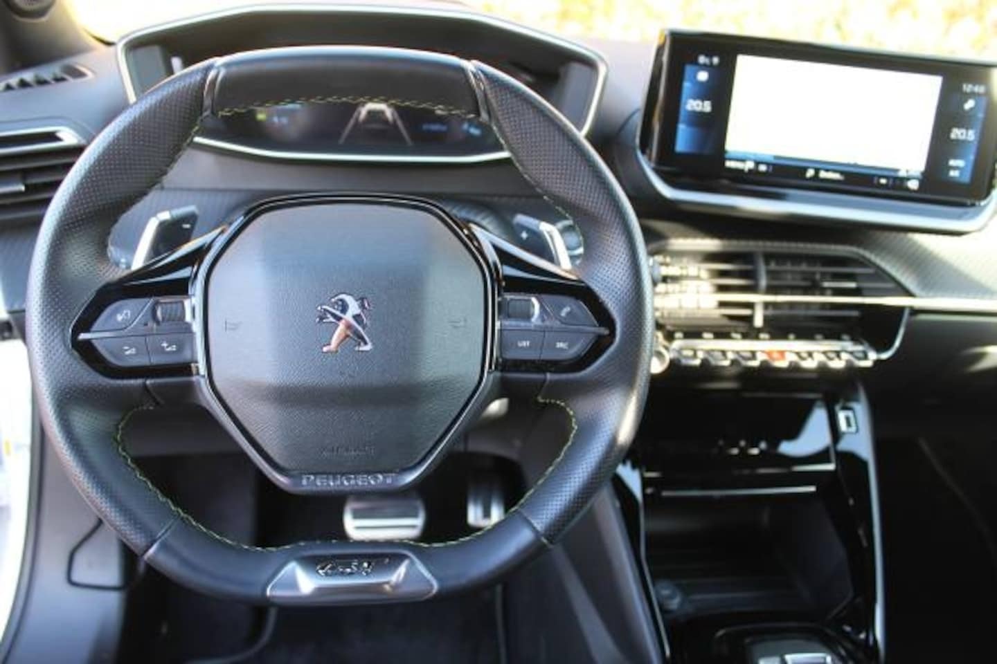 Peugeot 2008 - 1.2 Puretech 130pk EAT8 GT
