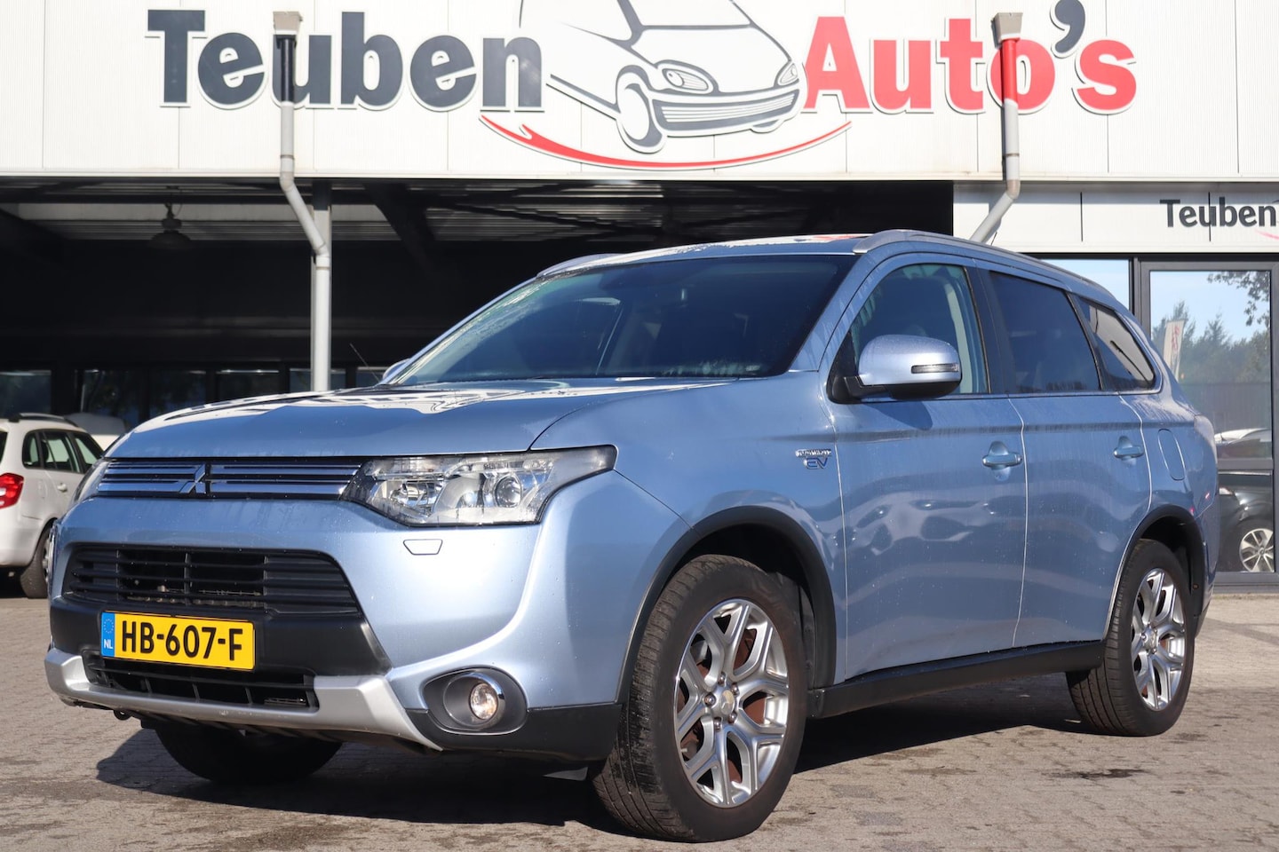 Mitsubishi Outlander - 2.0 PHEV Executive Edition | Leder | Glazen schuifdak | Camera | Trekhaak | Cruise control - AutoWereld.nl