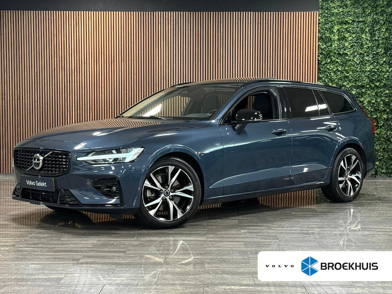 Volvo V60 - B4 Plus Dark | Schuifdak | Trekhaak | Adaptieve Cruise Control | Stoelverwarming voor+acht - AutoWereld.nl