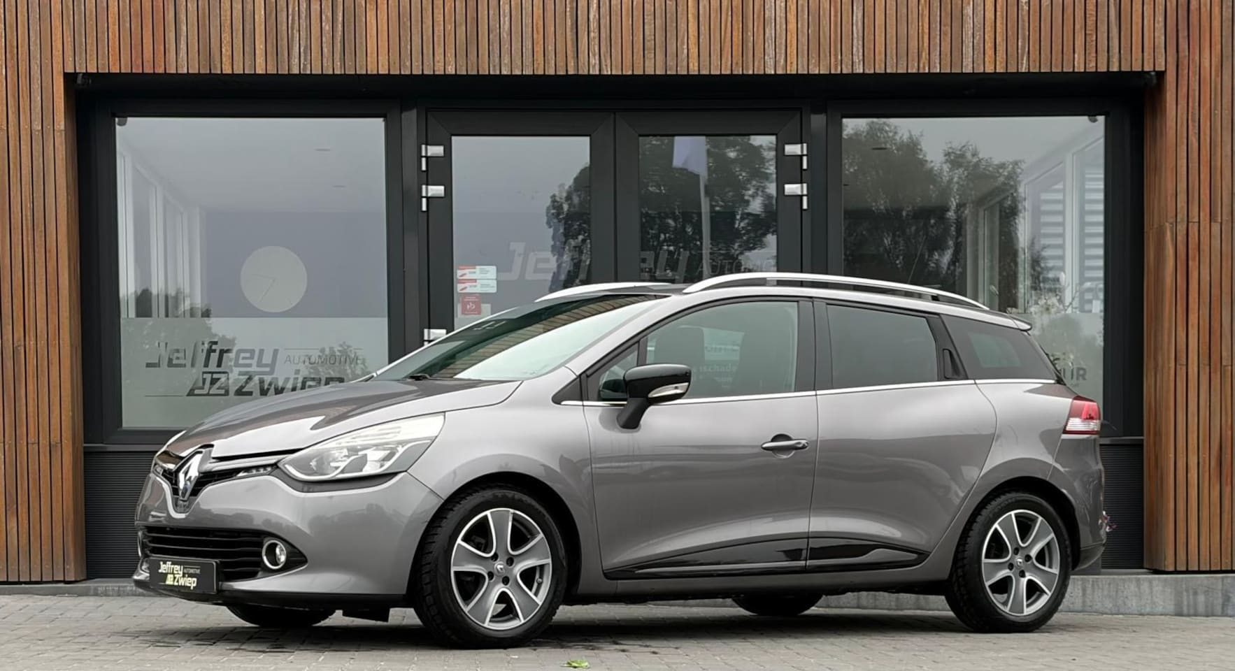 Renault Clio Estate - 0.9 TCe Night&Day lm velgen. navi. stuurwiel bediening. cruise. - AutoWereld.nl