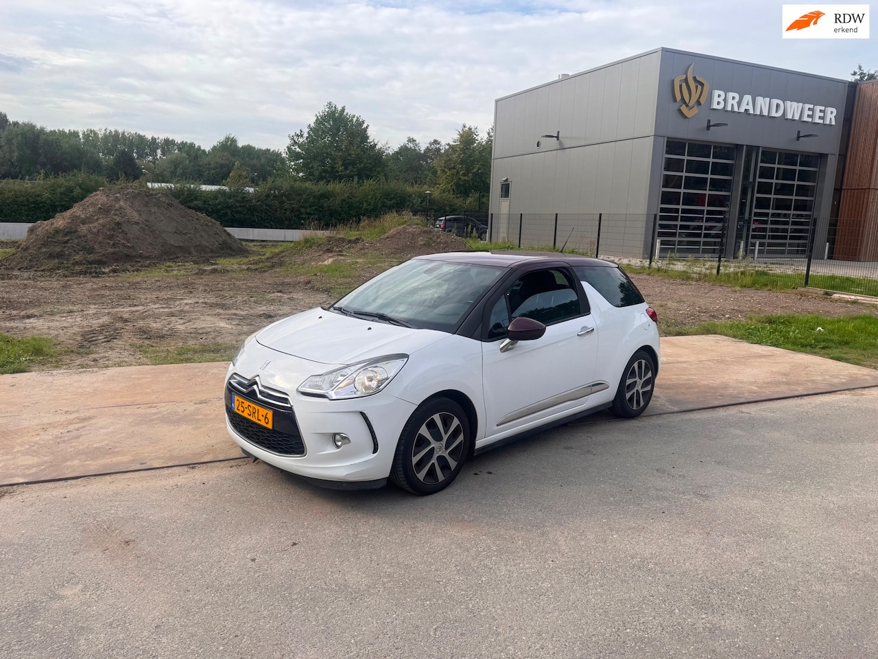 Citroën DS3 - 1.6 e-HDi So Chic Navi.Clima.Leder - AutoWereld.nl