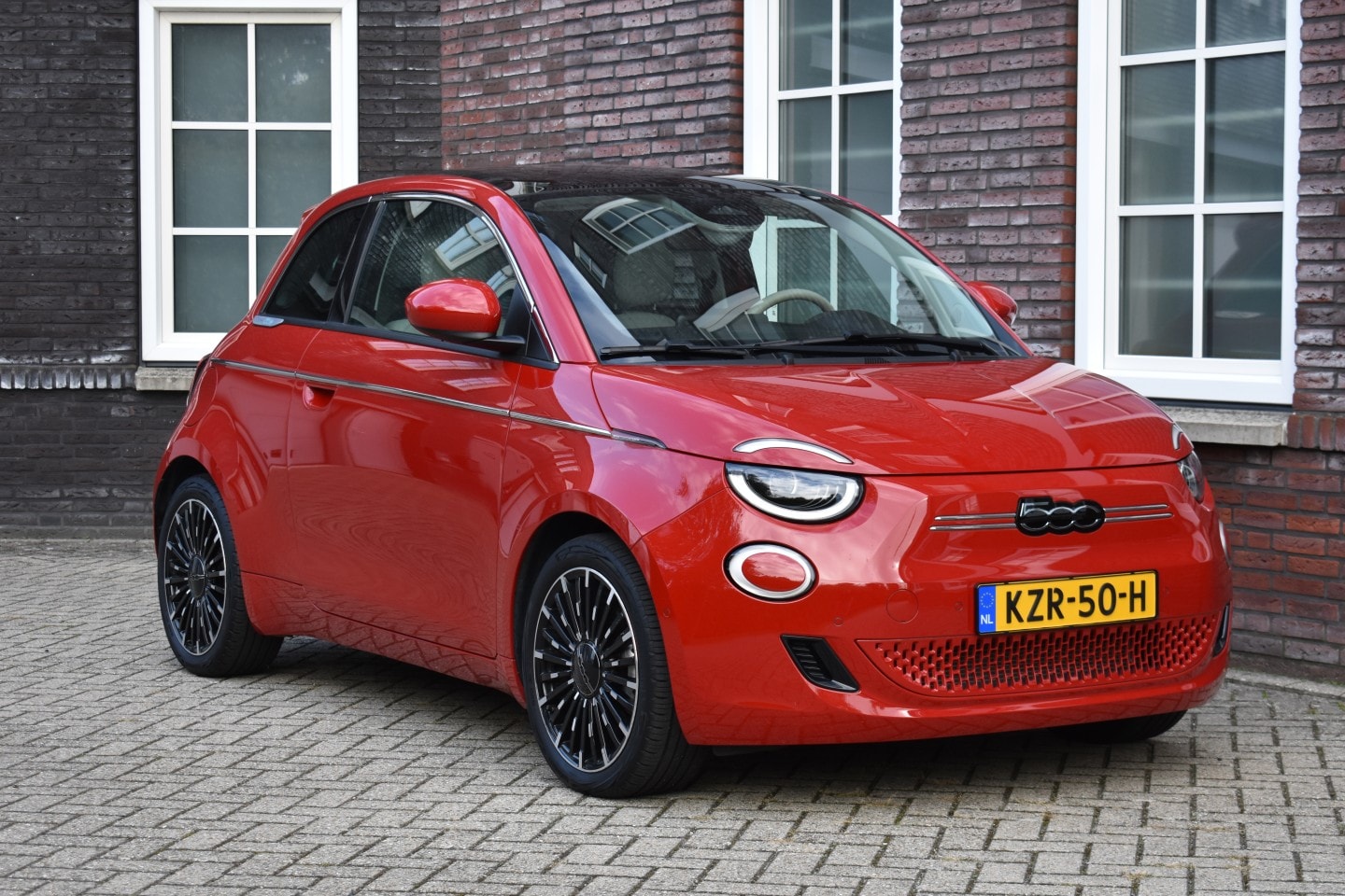 Fiat 500 - 42KWh La Prima/ SOH 95%/Panoramadak/Leer/Verwarmde stoelen/Apple car play/JBL Speakers Wij - AutoWereld.nl