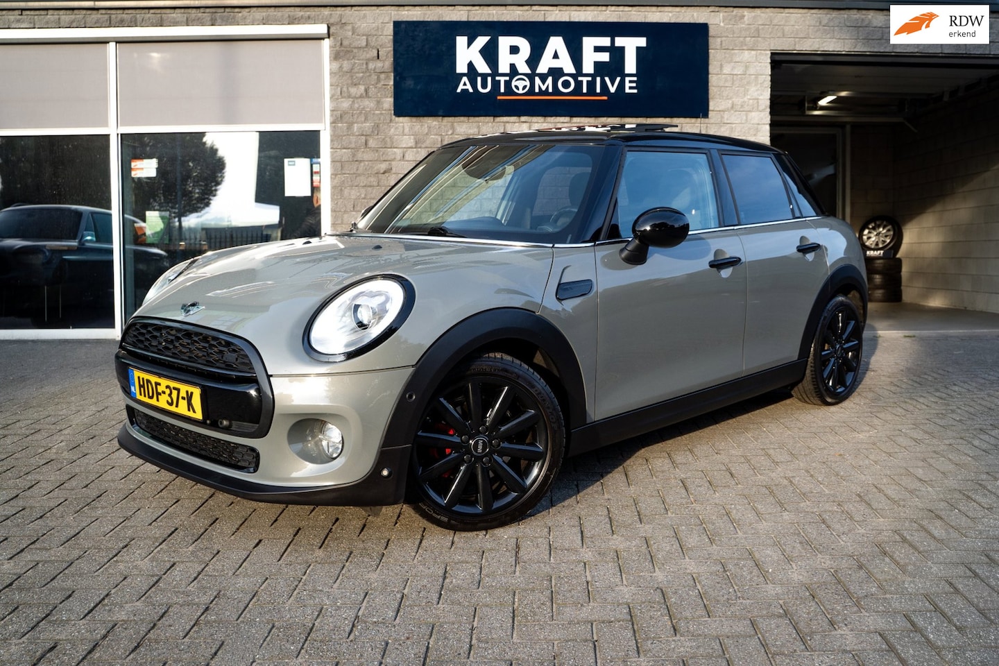 MINI 5-Deurs - 1.5 Cooper Chili Serious Business | PANO | Black Edition | Camera + PDC | LED Ring | Union - AutoWereld.nl