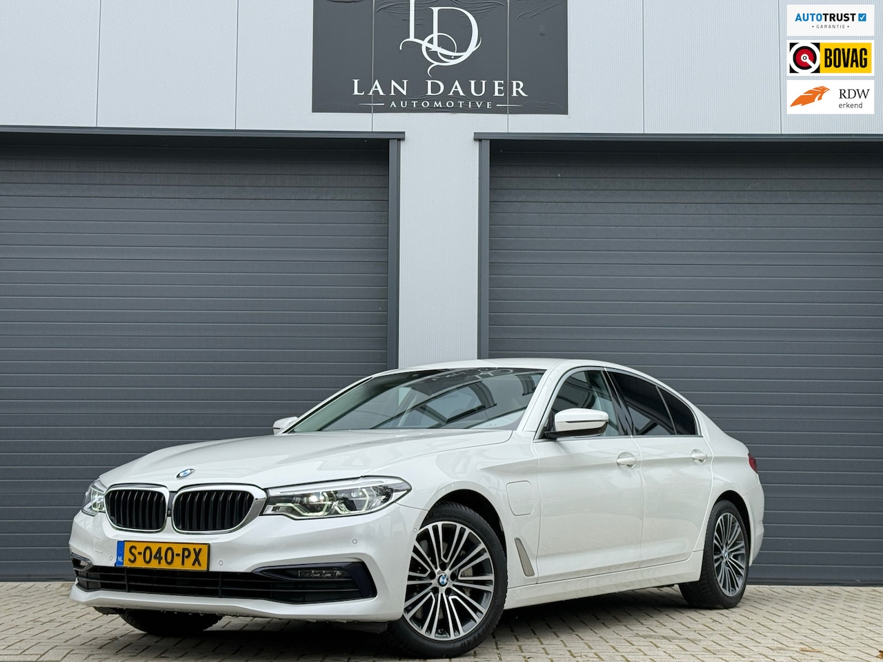 BMW 5-serie - 530e iPerformance High Executive / SOFTCLOSE 360 - AutoWereld.nl
