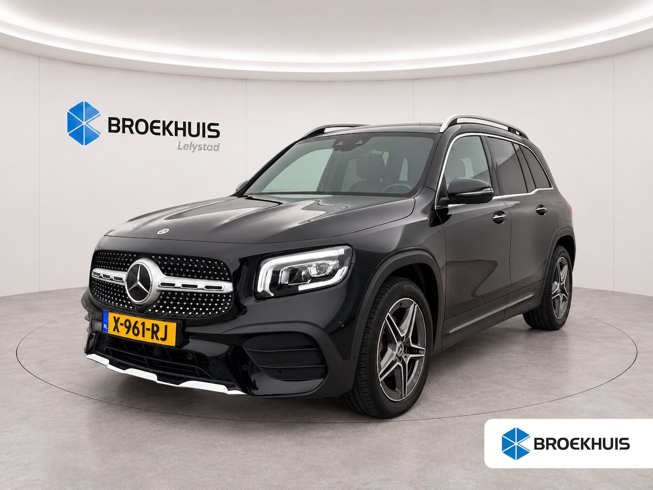 Mercedes-Benz GLB - 200 163PK AMG-LINE AUTOMAAT / NAVI / LEDER / CLIMA / FULL-LED / PDC / 19" LMV / PANO. DAK - AutoWereld.nl